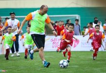 mơ thấy đ&aacute; b&oacute;ng